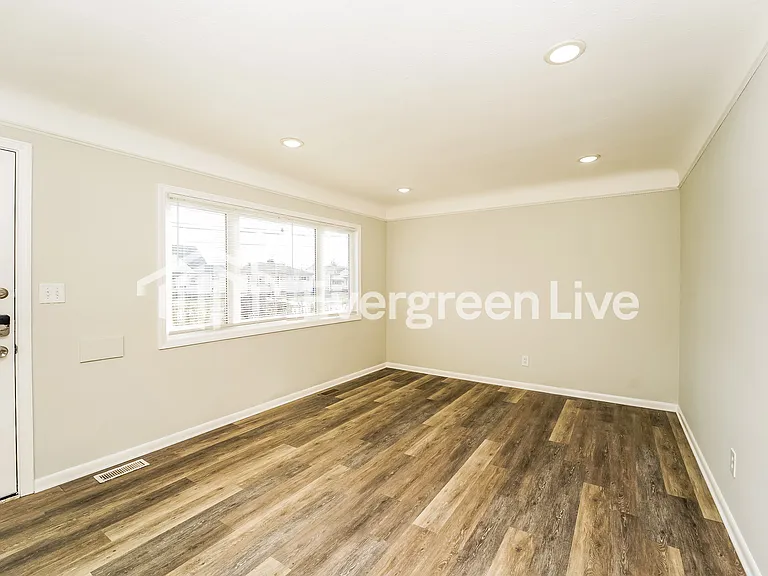 15810 Harrison Dr — Photo 2