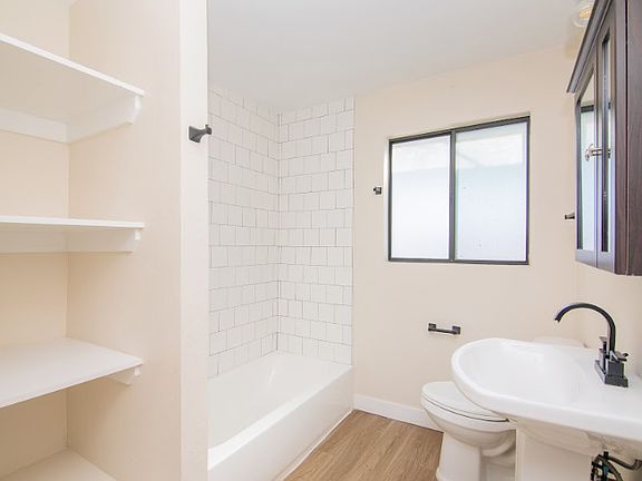5th image of 511 E Mariposa St #12