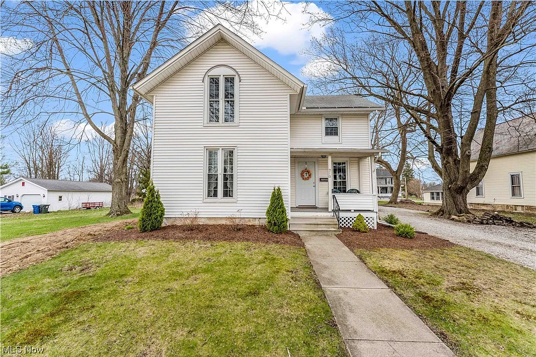 210 Elm St photo 1