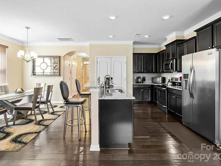 5009 Mockernut Ln — Photo 2