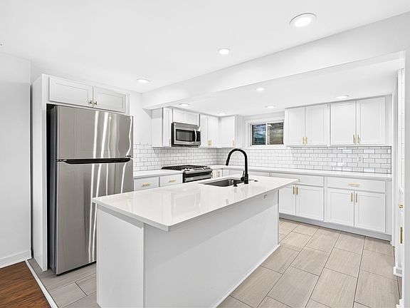 5th image of 204 E Jefferson St #1