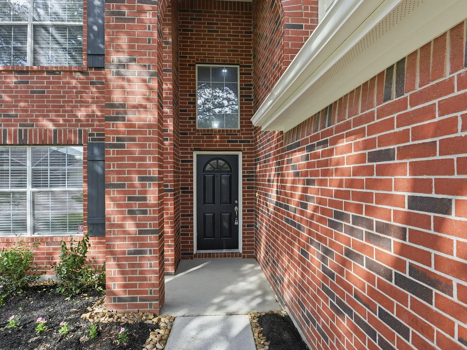 3 bed, 2.5 bath, 2196 sqft, $2,200 — Photo 2