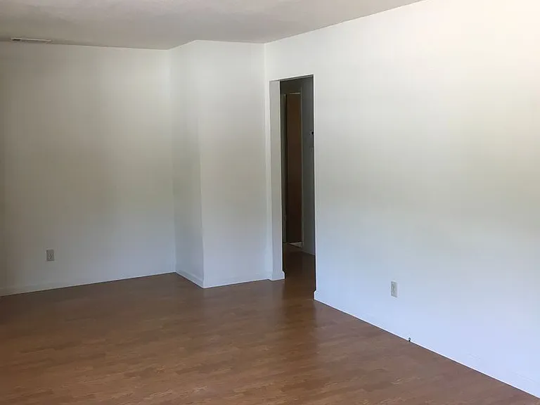 1607 Oakdale Ct — Photo 4