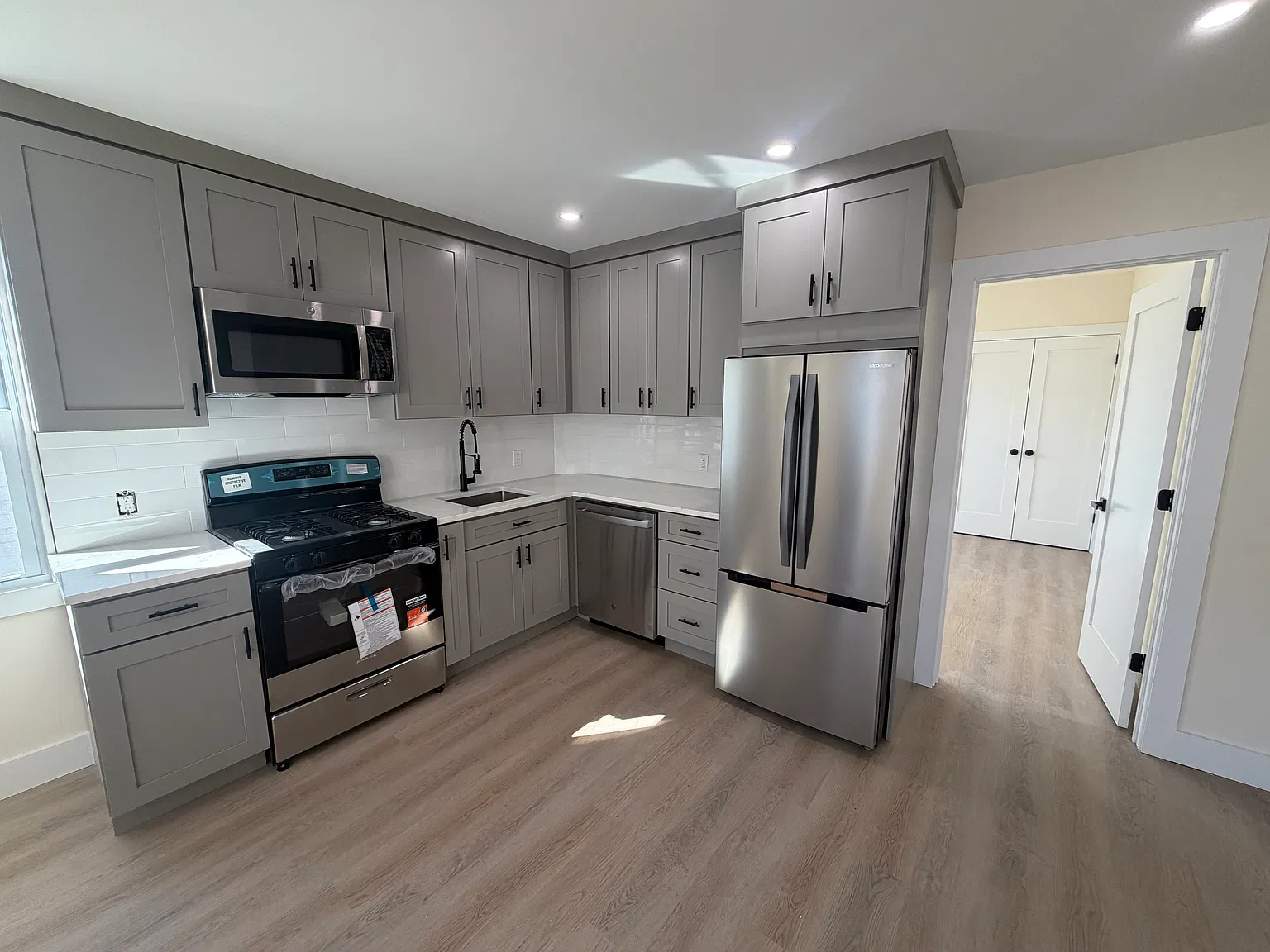 2 bed, 1000 sqft, $3,200 — Photo 3