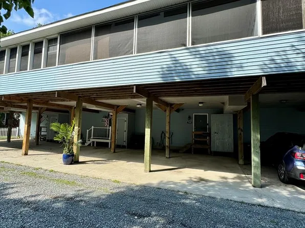 7069 Bond St, Chincoteague Island, VA 23336
