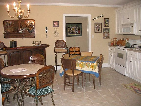 secondary kitchen and entertainment area