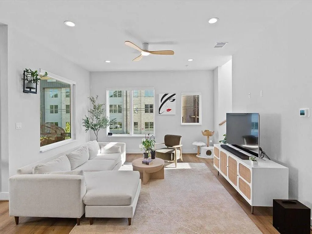 3 bed, 3.5 bath, 2136 sqft, $2,650 — Photo 4