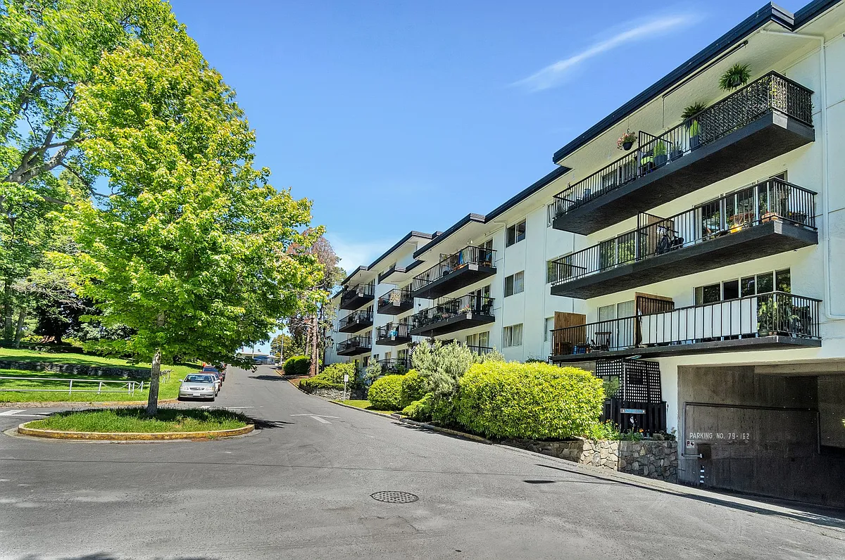 707 Esquimalt Rd — Photo 2