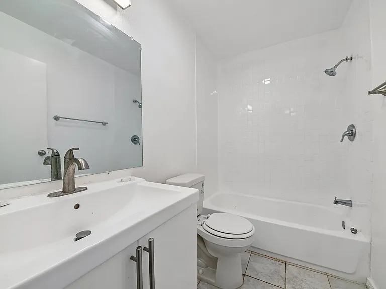 HAR - Harvard Apartments — Photo 6
