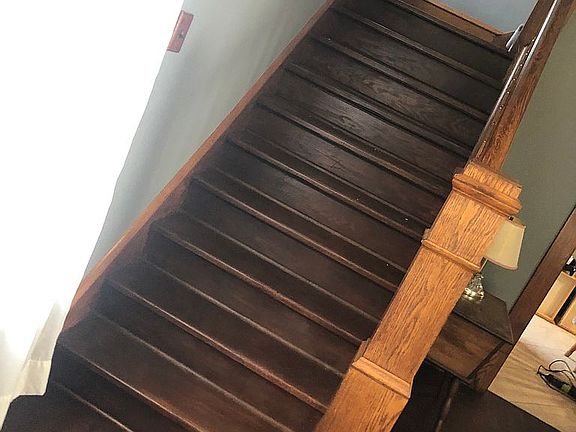 Foyer solid oak stairs