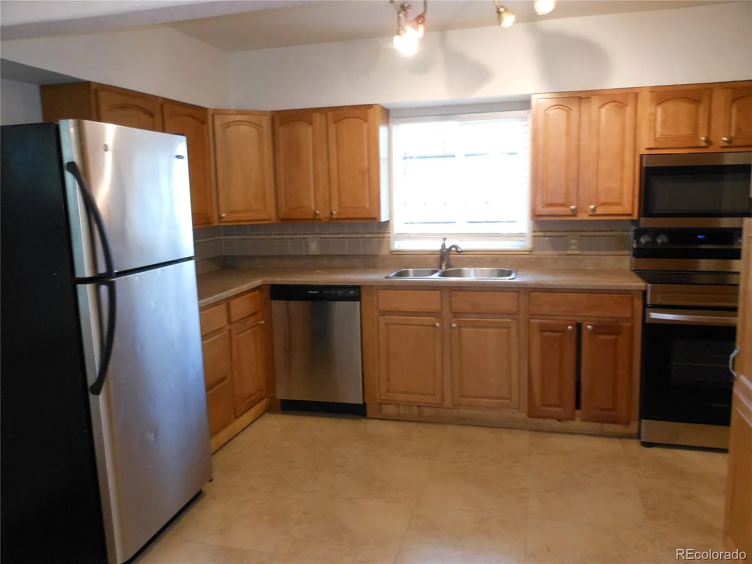 3 bed, 1.0 bath, 990 sqft, $2,000 — Photo 3