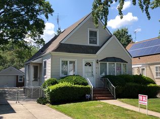 8112 265th St, Glen Oaks, NY 11004