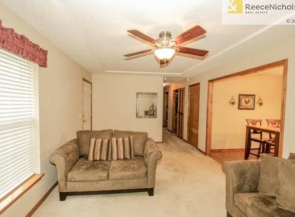 GREAT ROOM OPEN TO KITCHEN DINING