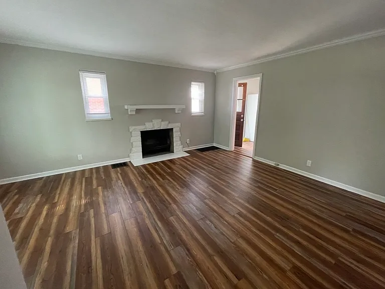 1008 Warwick Pl — Photo 3