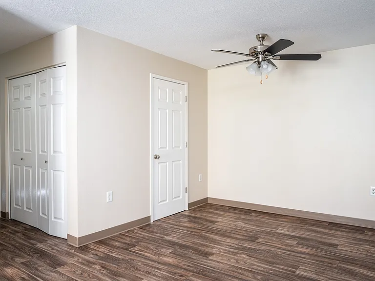 Suzann Plaza Apartments — Photo 24
