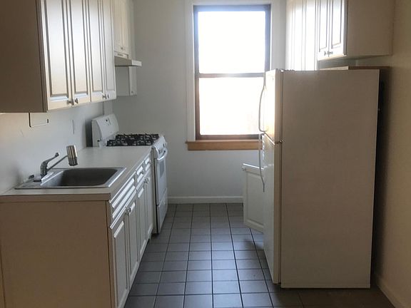 4th image of 65 Lincoln Blvd APT B14