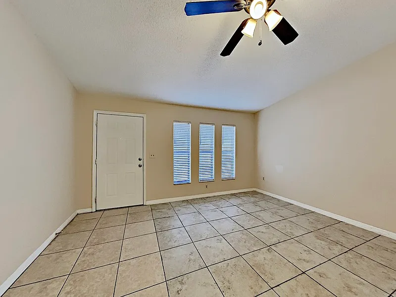1 bed, 1.0 bath, 704 sqft, $925 — Photo 2