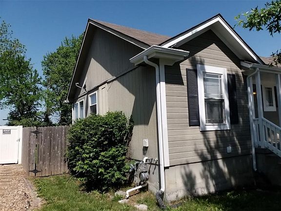 2nd image of 1601 NW Nicholas Dr