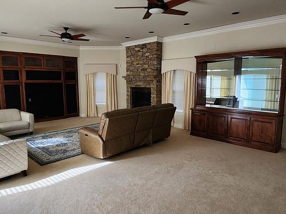5th image of 828 W Cove Way
