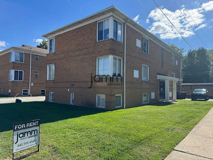 Renovated 1 Bedroom, 1 Bathroom Apartment in Rocky River! — Photo 3