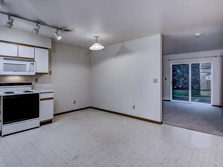 1050 W Hamilton Ave — Photo 7