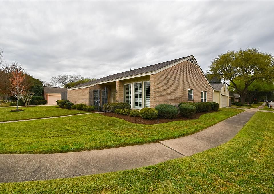 Lovely corner home in Shadowbriar with recent roof (2018), sprinkler system, updated windows and many updates throughout.
