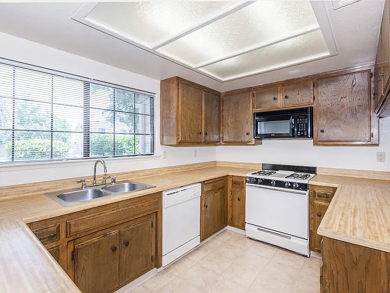 Laurelwood West Villas — Photo 17