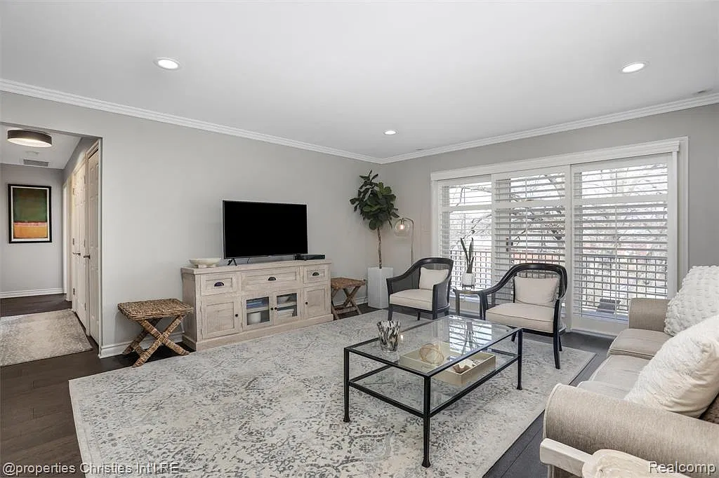 2 bed, 2.0 bath, 1209 sqft, $3,500 — Photo 2
