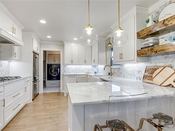 3rd image of 2925 Drakestone Ave