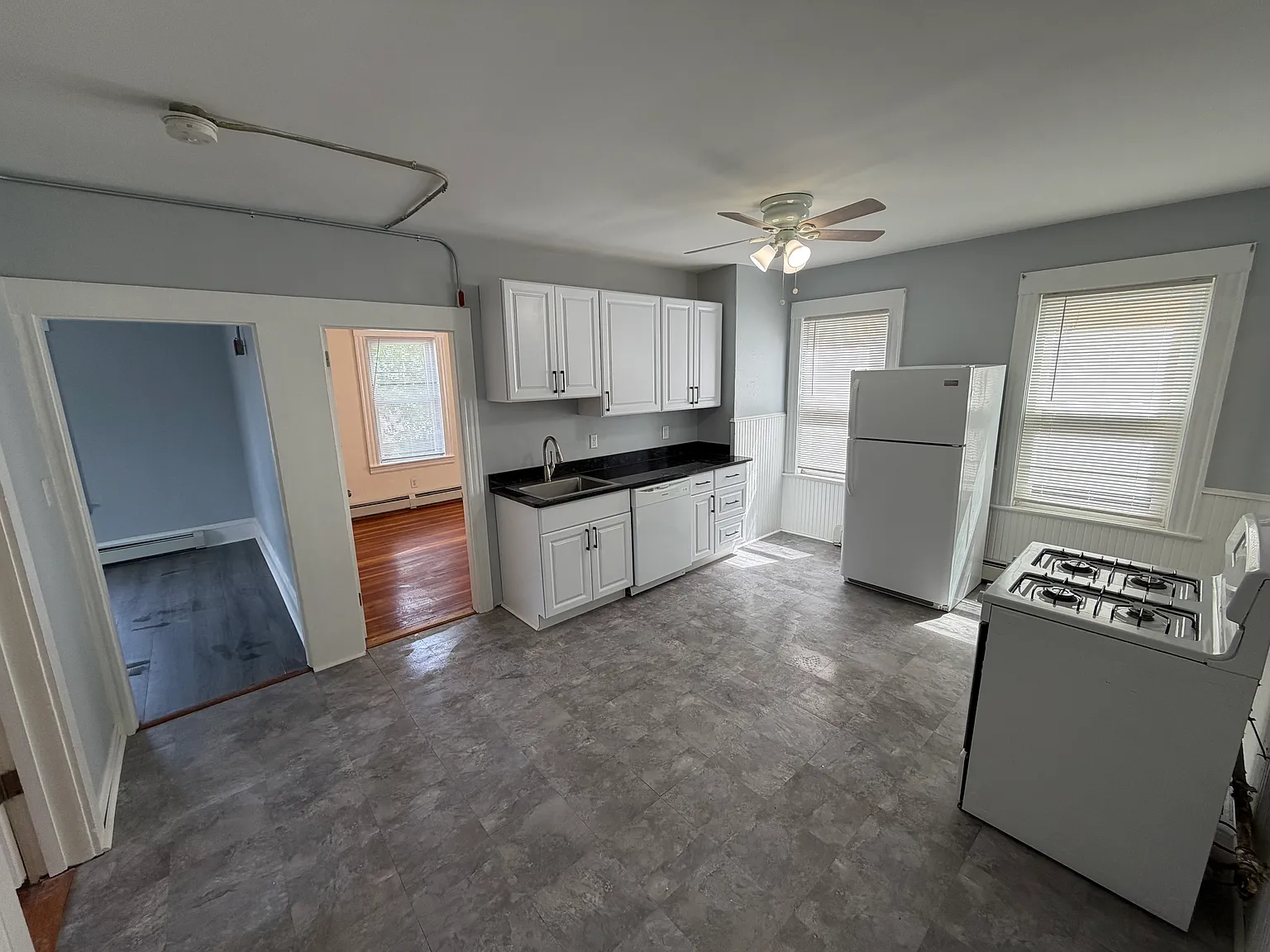2 bed, 900 sqft, $1,700 — Photo 2