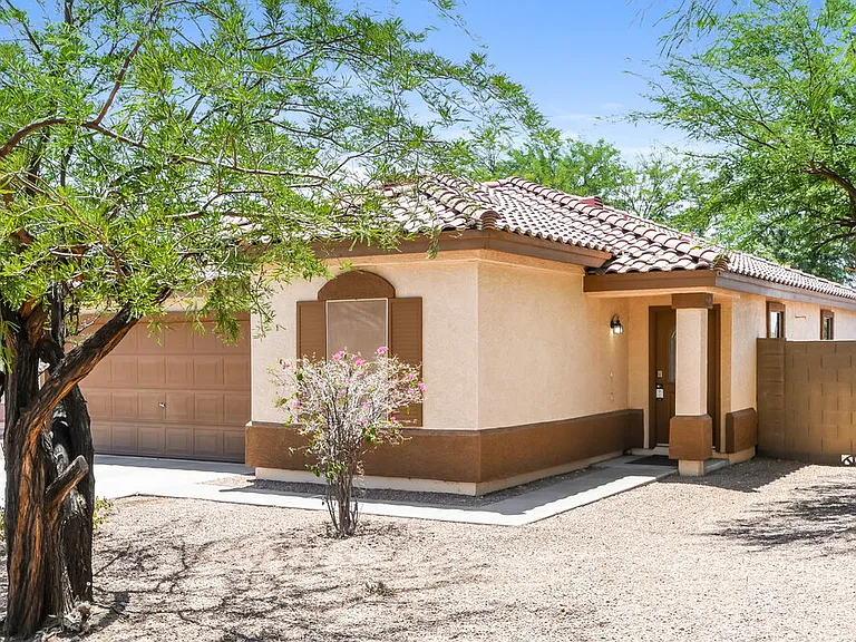 1006 S Clancy Cir — Photo 3