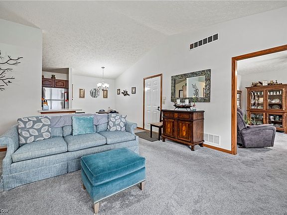 4th image of 140 Bentley Dr