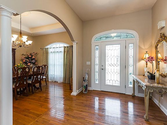 4th image of 1049 Bay Colony Dr