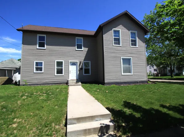 212 S Madison St, Manchester, IA 52057