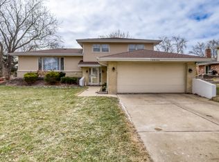 18W025 73rd St, Darien, IL 60561