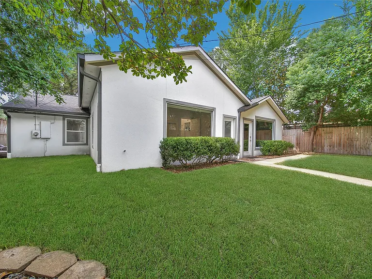 2206 Saxon Dr — Photo 40