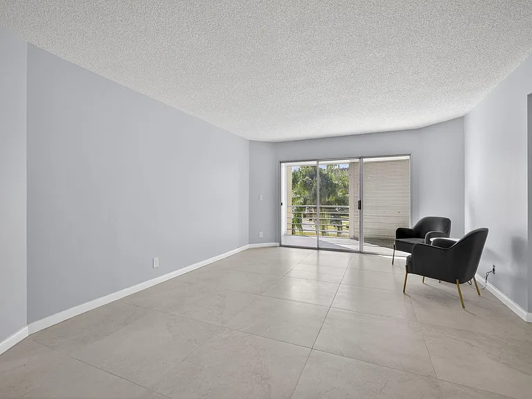 3590 Via Poinciana #202 — Photo 20