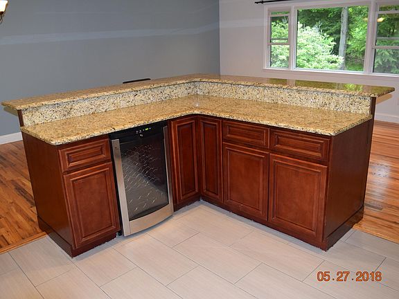 Large Island with Wine Cooler Included