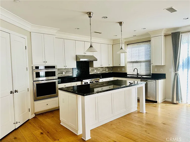 102 Chestnut Grv — Photo 2