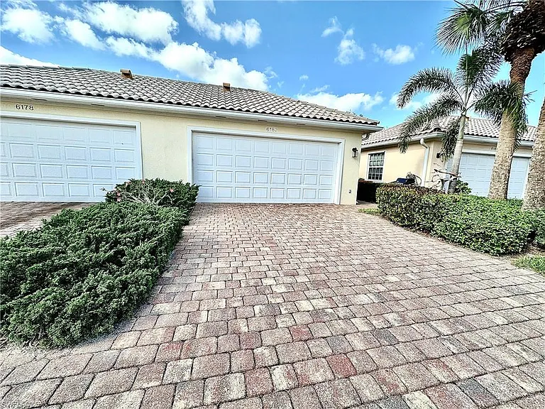 6182 Towncenter Cir — Photo 2