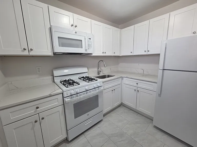 Sparkling white, fully applianced with dishwasher + microwave