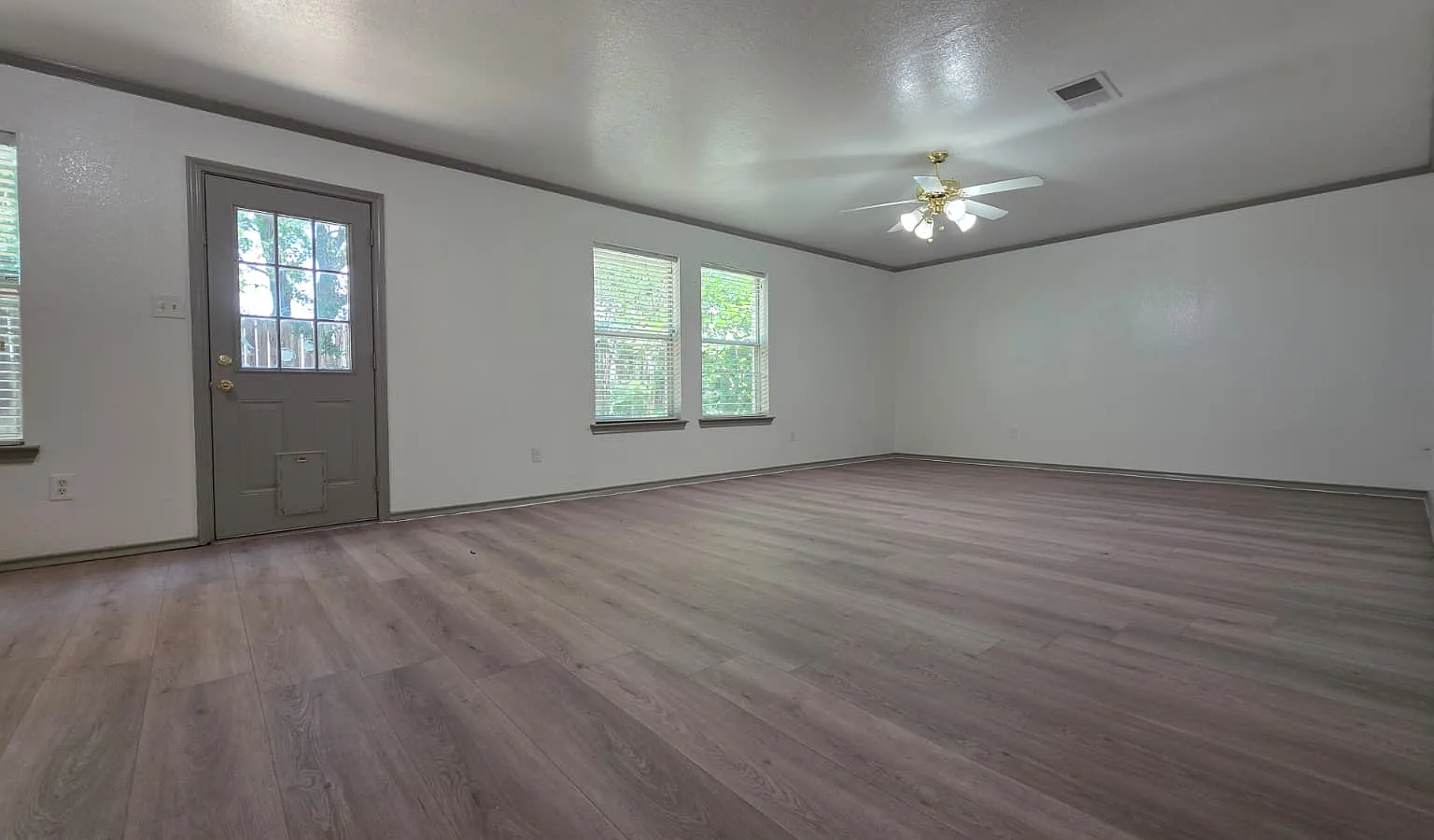 4 bed, 2.5 bath, 2771 sqft, $2,500 — Photo 4