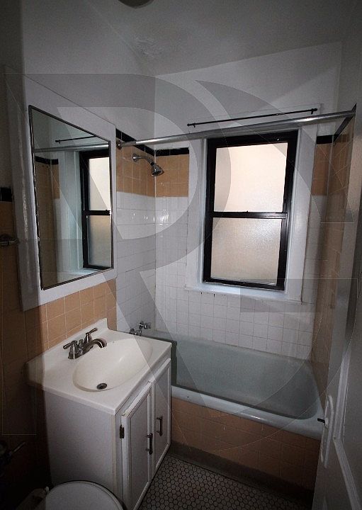 2nd image of 427 W Belden Ave #429A104