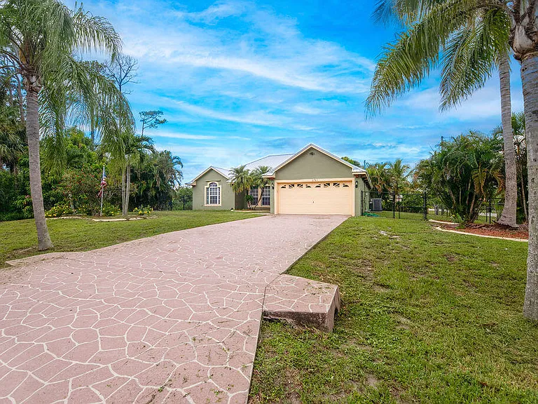 2741 SW Pierson Rd — Photo 4