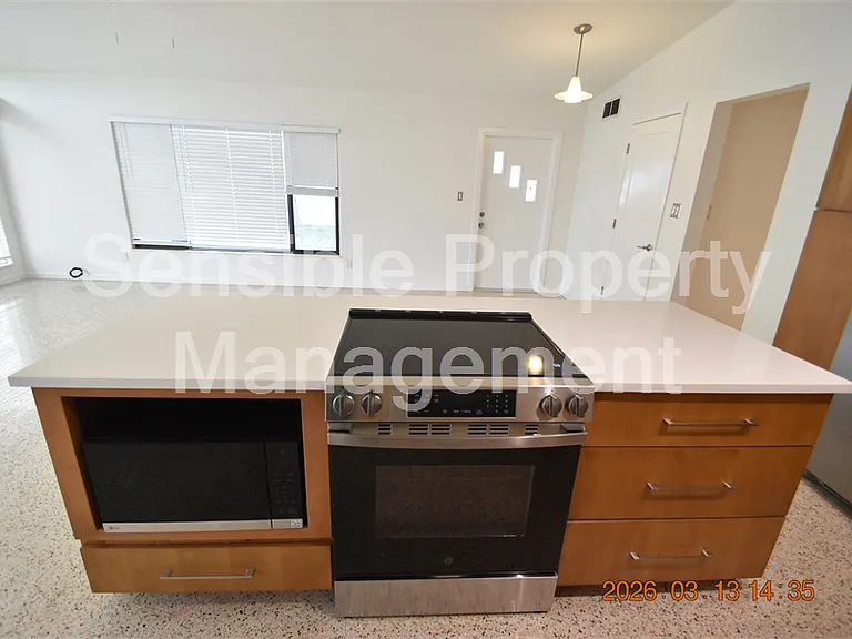 528 Suwanee Cir — Photo 12
