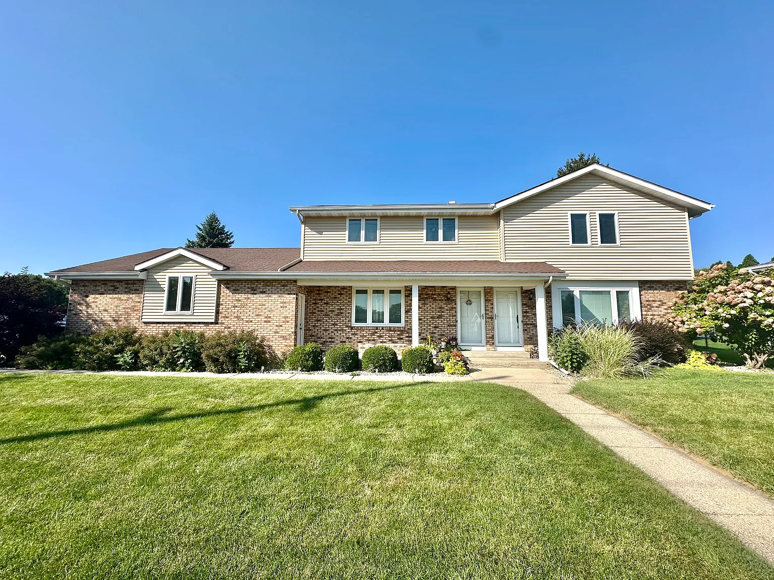 2748 Mineral Point Ave — Photo 1