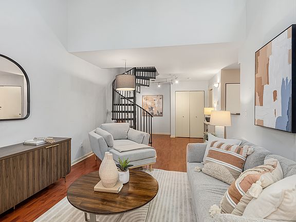 4th image of 500 1/2 Elliott Ave W #211