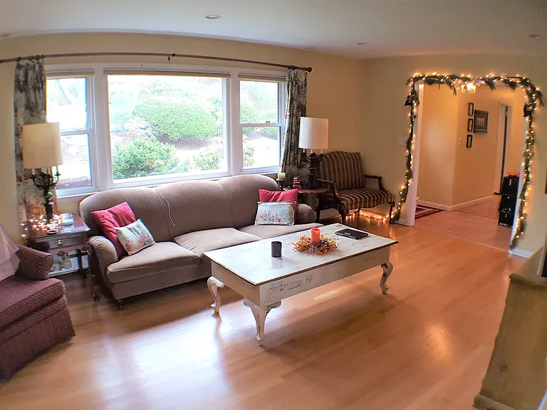 74 Eastview Ave — Photo 3
