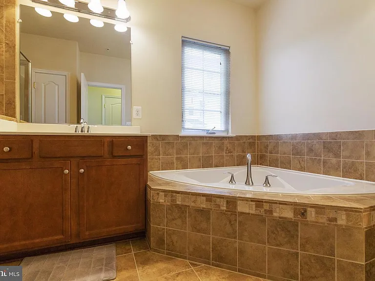 13528 Waterford Hills Blvd — Photo 18