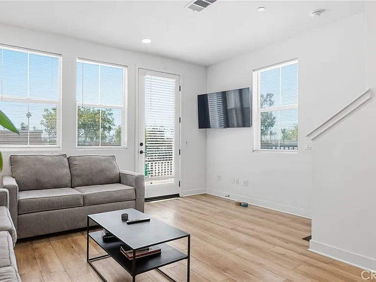 2560 Valentina Way — Photo 23